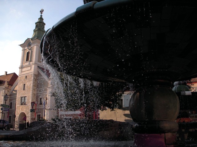Altes Rathaus mit Hundertwasserbrunnen