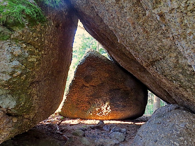Steinhöhle mit Feuerstelle