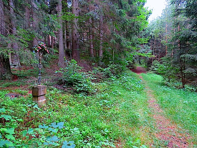 Wegkreuz im Wald